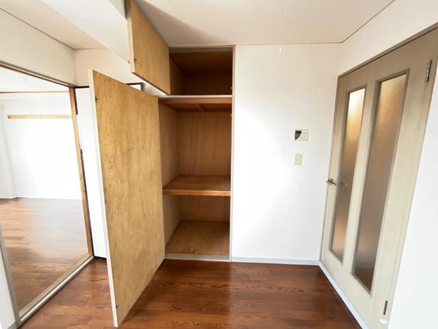 ルミナス原宿 キッチン横収納