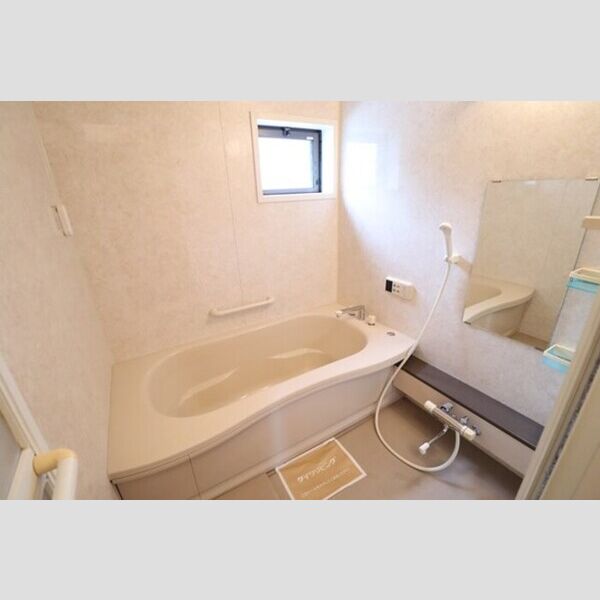 ウィルモア桜町103号室 追い焚き機能付き一坪風呂(窓付き)