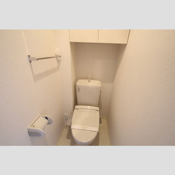 ムーンドレイク305号室 便利な上部棚と温水洗浄便座付きトイレ