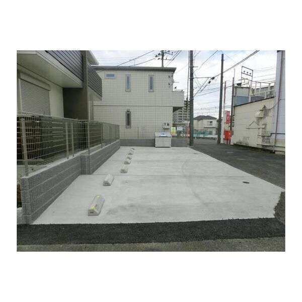 グランデ　マルバローザ　弐番館 駐車場