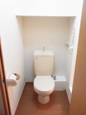 レオパレスプチベルク四番館107号室 トイレの上には収納棚付き