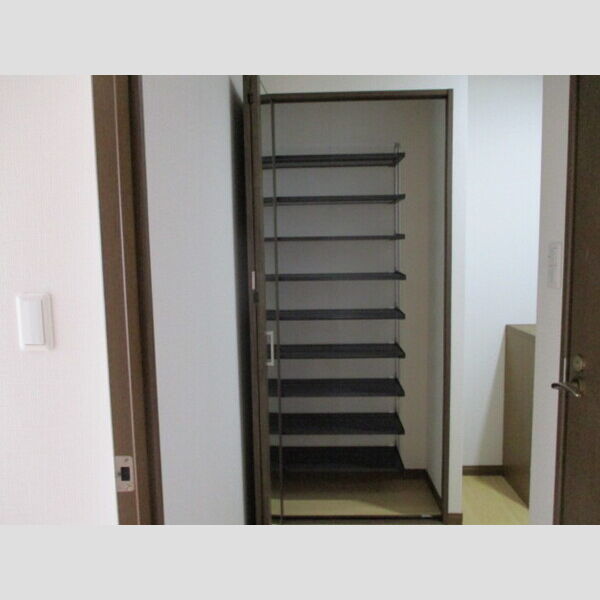 オーシャンビュー壱番館1302号室 物入(廊下)