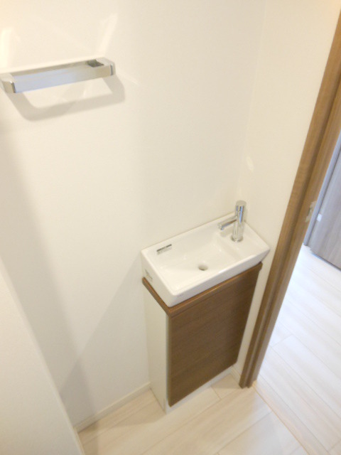 ガーラ・ヒルズ不動前5階 トイレには嬉しい手洗い付♪