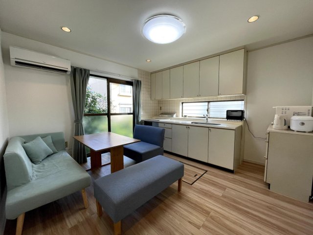 シェアハウス横浜根岸102号室 リビングダイニング、電子レンジ等