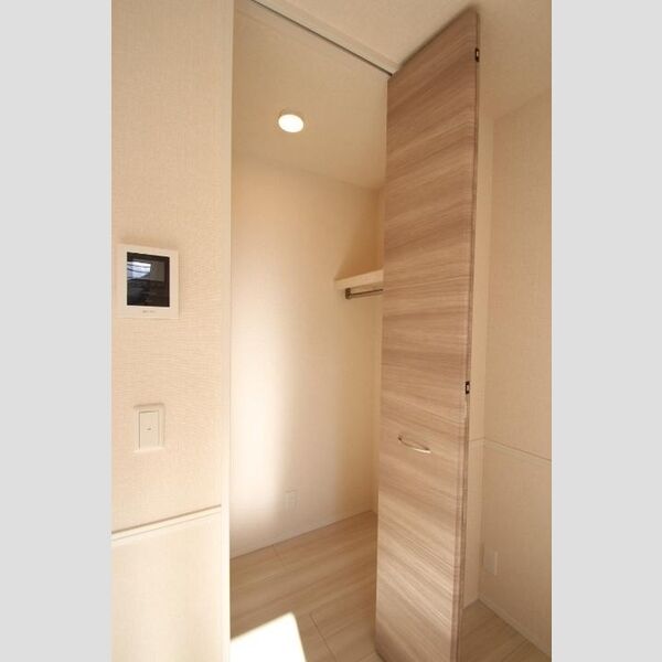 クレールコート井土ヶ谷201号室 クローゼット(両側に掛けられます)