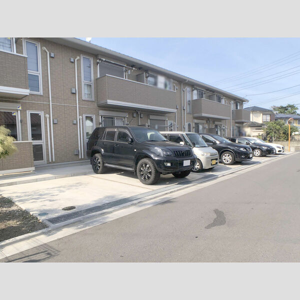 ヴィルヌーヴ　B棟 駐車場