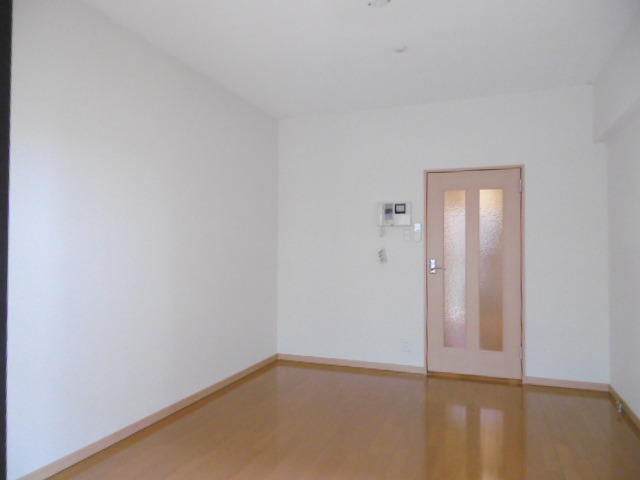 トレセリア横山0806号室 バルコニー側から見た居室です。