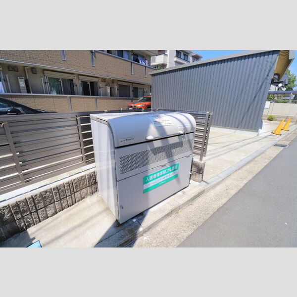 プラムスクエア302号室 敷地内ごみ置き場