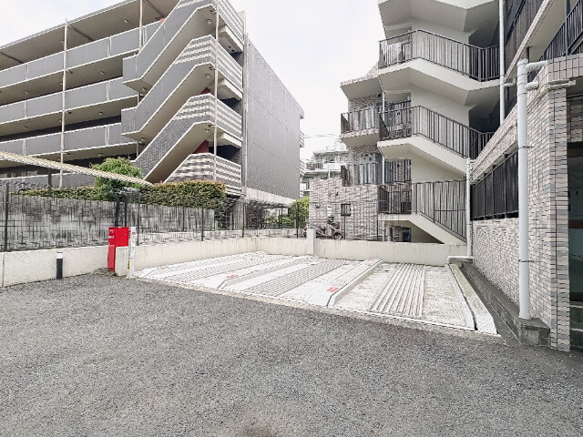 スタイリオフィット新綱島2階 駐車場