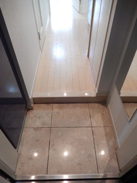 ガラ・シティ大崎6階 収納もある玄関です