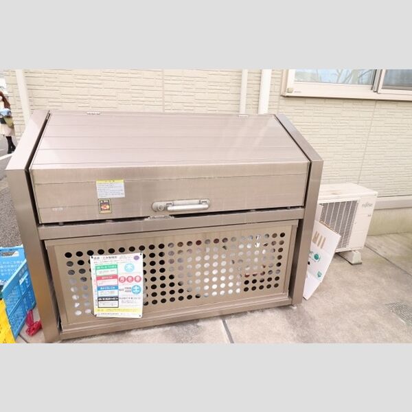 ブランドール高島平303号室 敷地内ゴミBOX