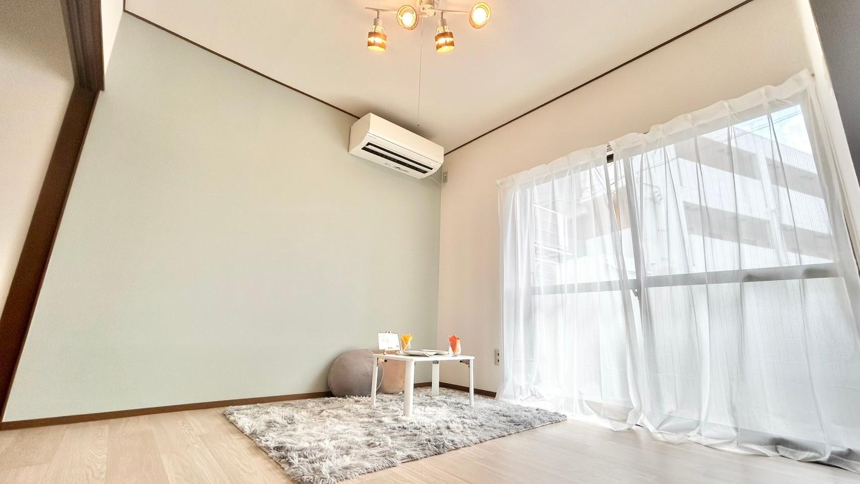 ひなたとそよ風のラ・フローラ 1階窓も大きく、日当たりが良いです。エアコンが付いています。