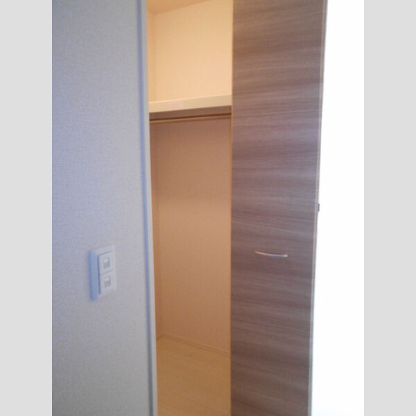 アゼリア松戸 洋室　クローゼット