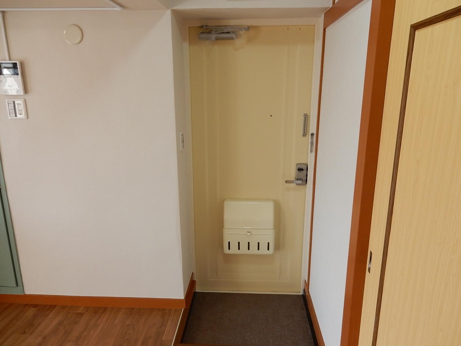 稲城市平尾住宅６６号棟 明るい玄関で床も張替済