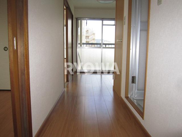 小菅4丁目賃貸住宅 【玄関から】 掲載の写真は退去前の写真となります。