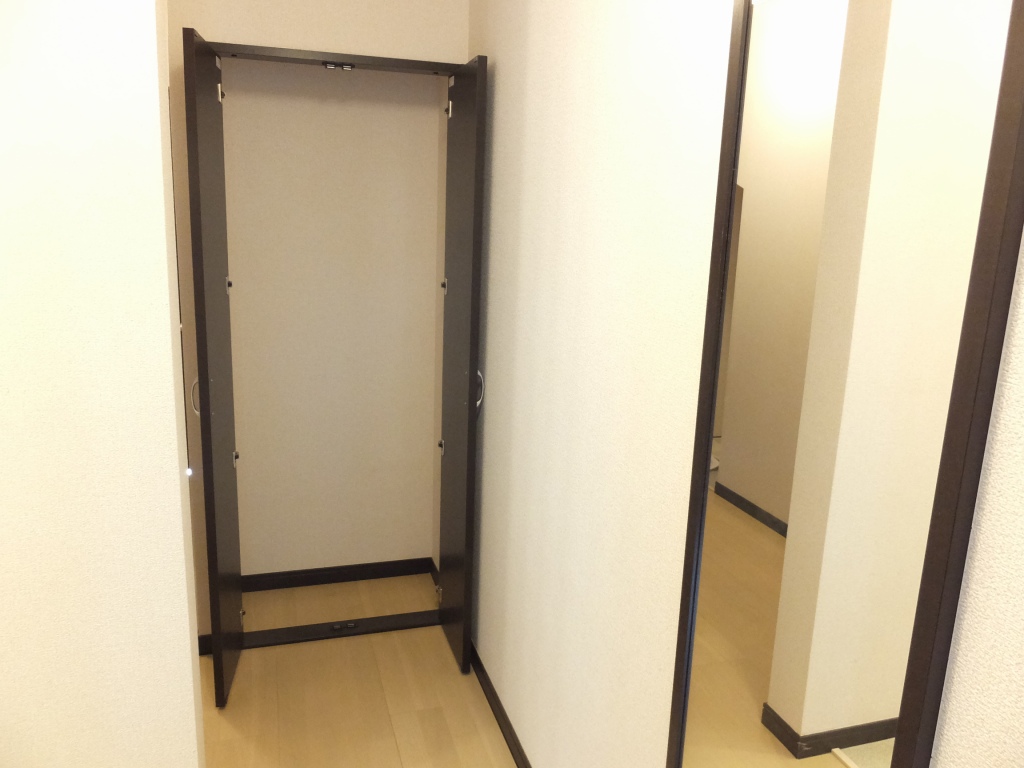 レオネクストパトリア 収納スペースその１：１階玄関突き当たりにございます。