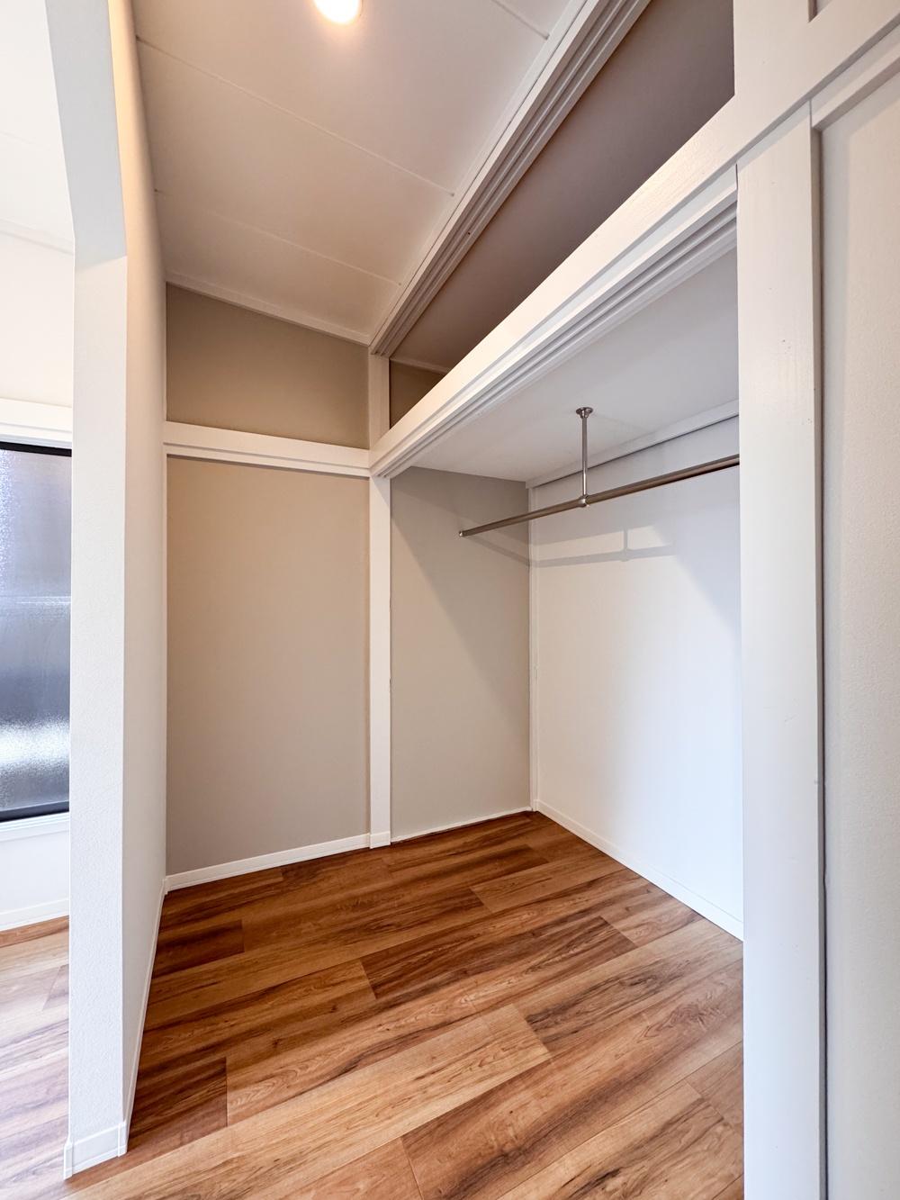 デザイナーズリノベ戸建て 収納力のあるウォークインクローゼット