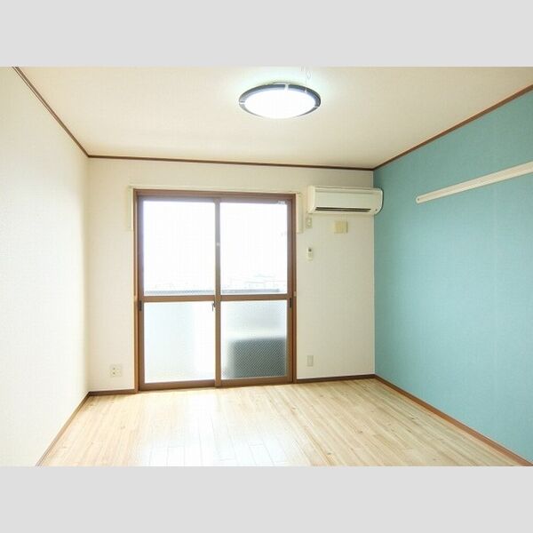 マ・メゾン ASUKA206号室 南向き窓のリビング