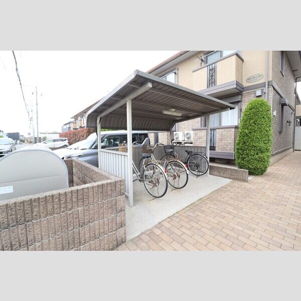 クロスクローバーⅢ 駐輪場