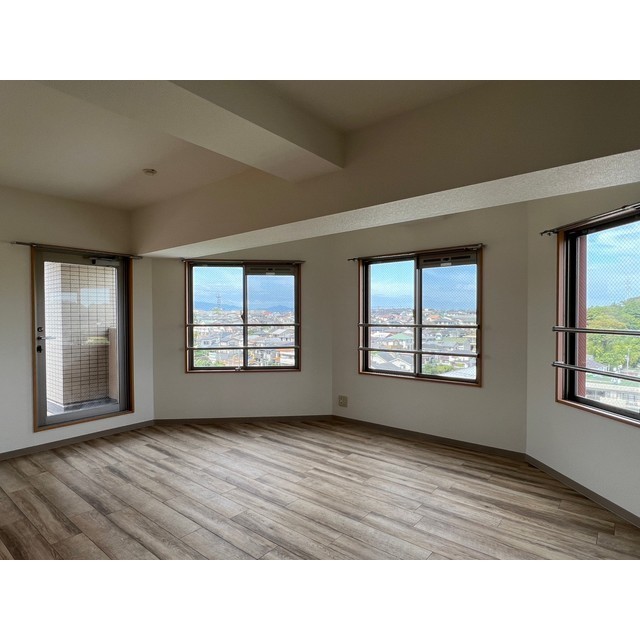 プレシャス　イースト リビング