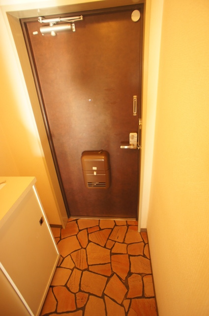 ソイ・コート幕張 収納もある玄関です