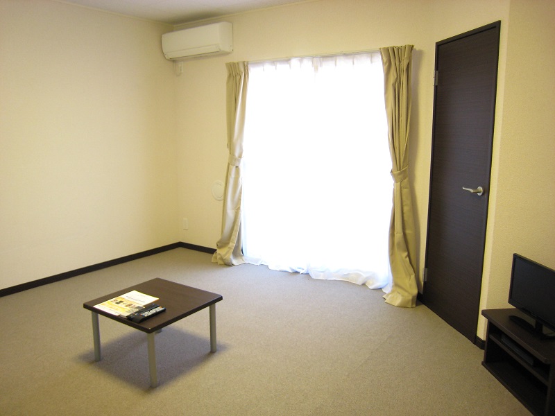 レオネクストウォーターリリー カーペット敷き。ローテーブル・TV・カーテン付きます
