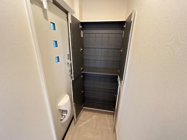 リノナル102号室 下駄箱