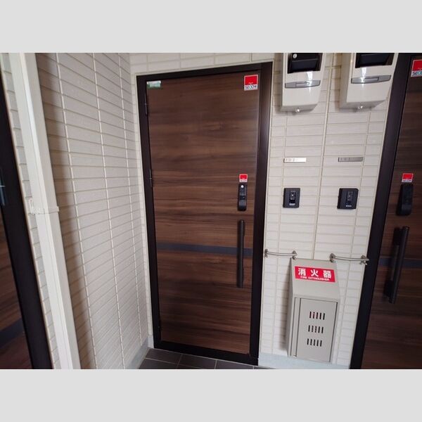 Auspicious　House102号室 玄関表