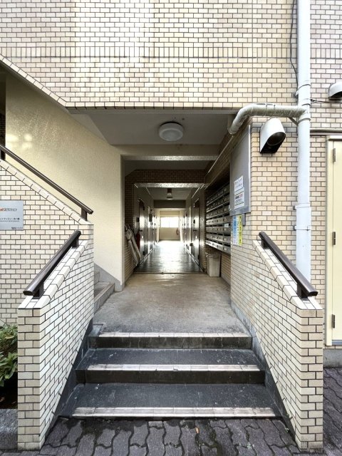 ロイヤルレゾン2階 エントランス