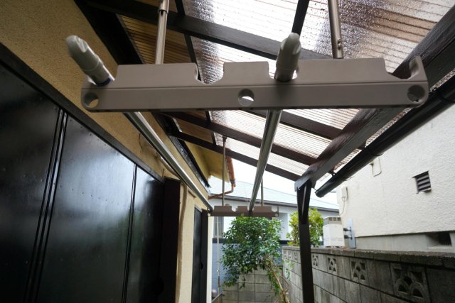 松戸市小金戸建 外屋根の下に洗濯物干し竿を設置。