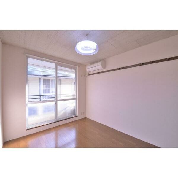 レプリントンハイツA棟103号室 リビング