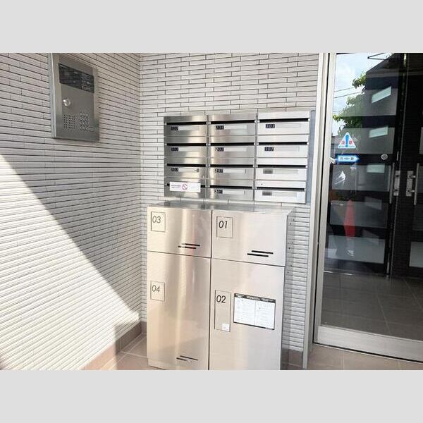 エクレールHP上星川305号室 エントランス内の集合ポスト宅配ボックス