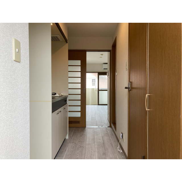 フェリシティ205号室 玄関から室内