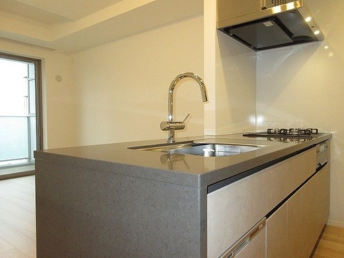 ＨＡＲＵＭＩ　ＦＬＡＧ　ＳＵＮ　ＶＩＬＬＡＧＥ　Ｔ棟 キッチン