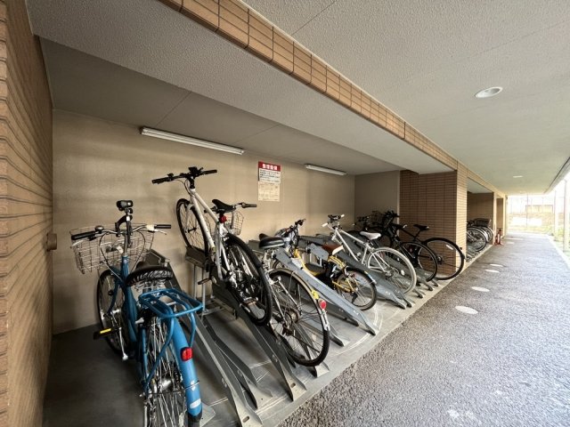 パレステュディオ新宿パークサイド4階 駐輪場