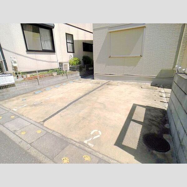 セジュール本町201号室 駐車場