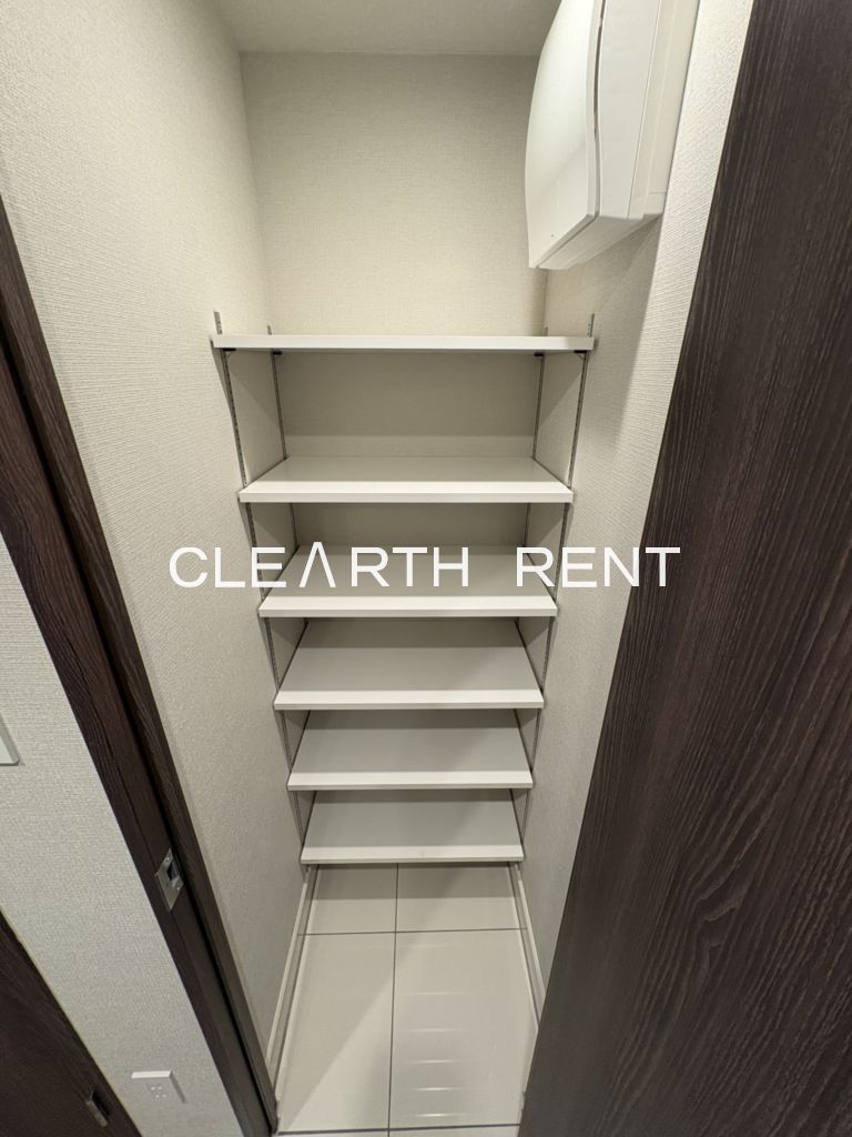 コンシェリア目黒本町 ＴＨＥ ＲＥＳＩＤＥＮＣＥ3階 玄関は靴だけの収納にとどまらないシューズインクローゼット