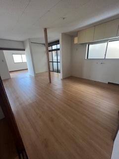 【程久保１丁目】ペットと楽しく暮らせる戸建て 広々リビング