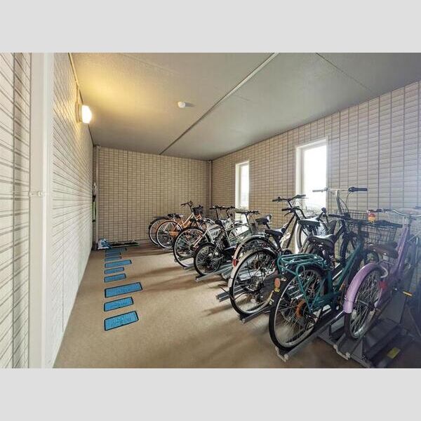 トロアモリール 駐輪場