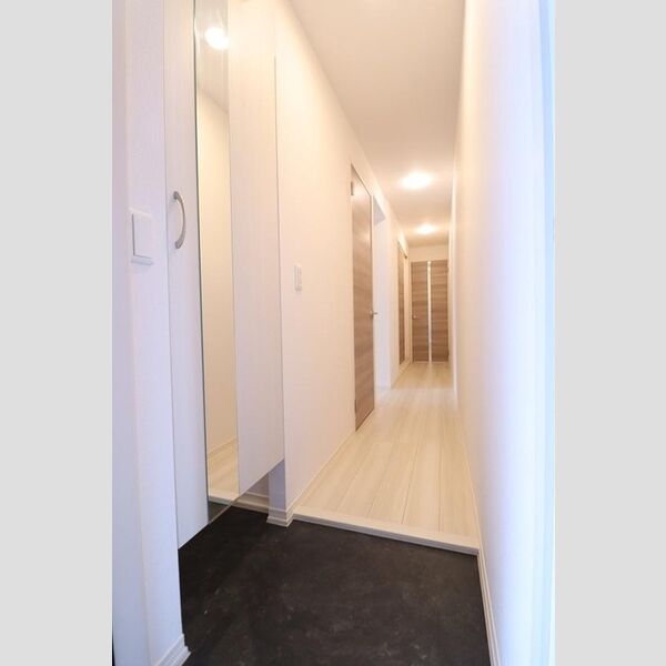 Casa Hermosa208号室 玄関には鏡付きシューズクローク