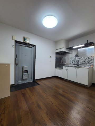 パークデュオ亀有102号室 手元灯付きオープンタイプの吊戸棚で使いやすい