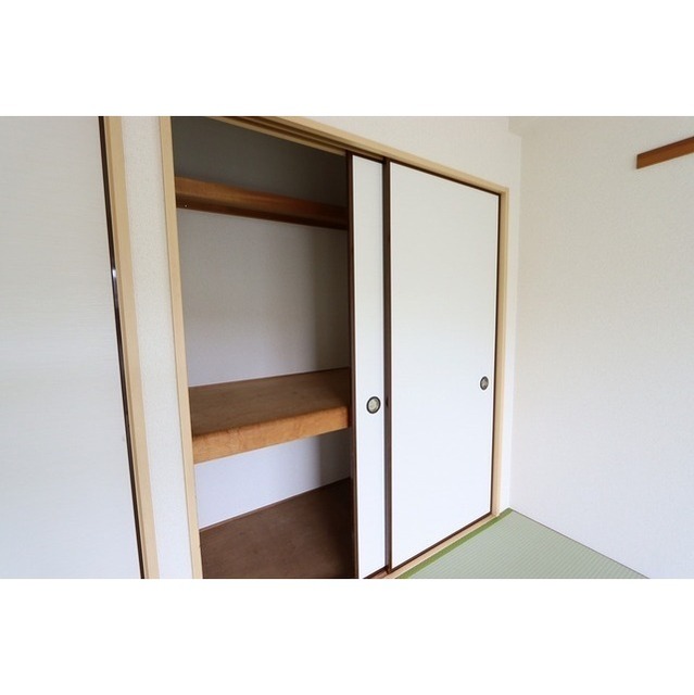 カサグランデ湘南101号室 和室　押し入れ