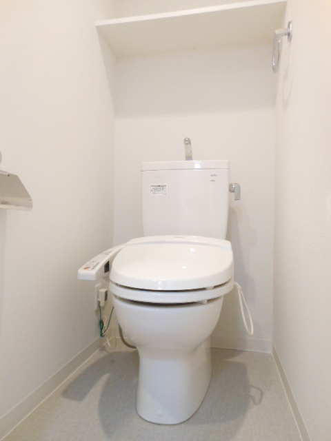 グランド・ガーラ新横浜North 上部に棚のあるシャワー付トイレ