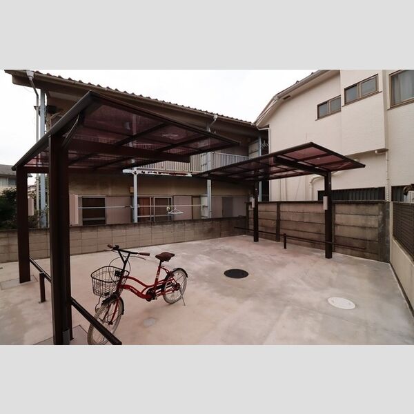 グランヴェール203号室 屋根付き自転車駐輪場