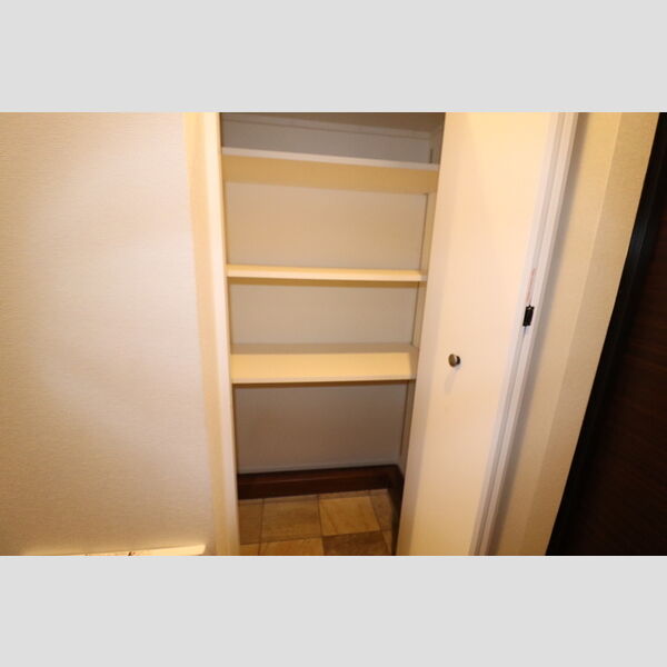 ノエル高砂101号室 収納(玄関)