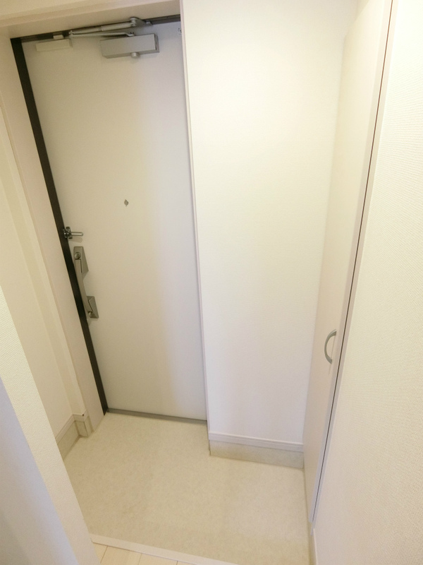 リブリ・ロコロ4階 玄関