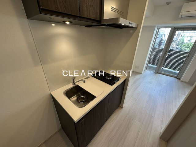 コンシェリア神楽坂 ＣＲＯＳＳＩＡ4階 ◆２口ガスコンロ/上部には耐震ラッチ付き吊戸棚◆