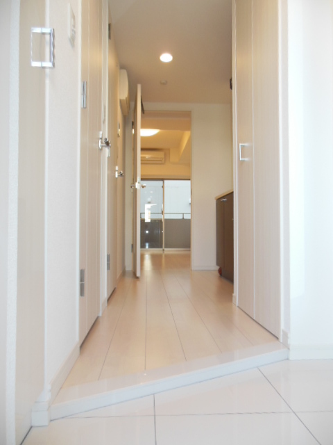 グランド・ガーラ新横浜South5階 玄関には姿見鏡