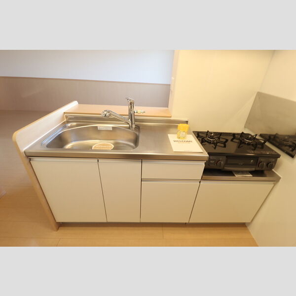 ロイヤルコート　B 対面式3口ガスコンロ付キッチン