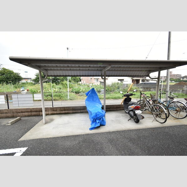 ジュネス203号室 屋根付き駐輪場